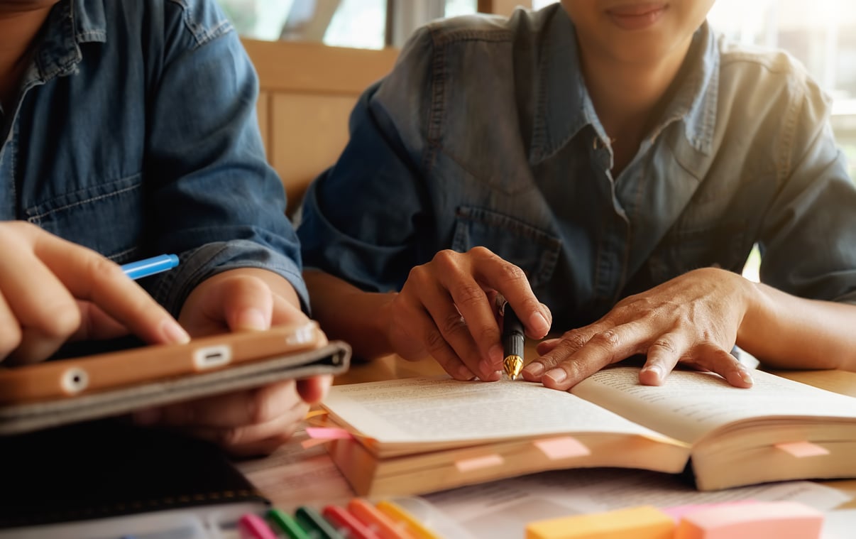 concepto-educacion-estudiante-estudiar-brainstorming-campus-concepto-cerca-estudiantes-que-discuten-su-tema-libros-o-libros-texto-enfoque-selectivo