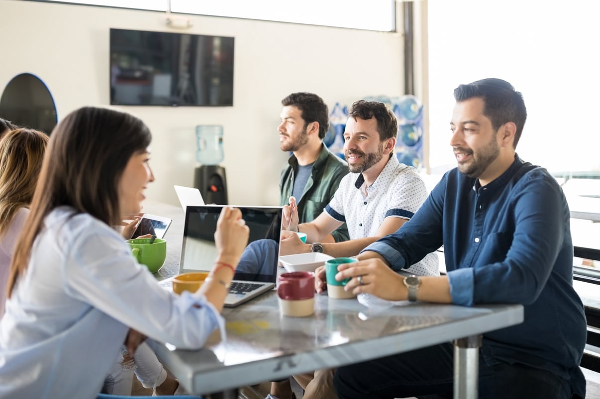 grupo-jovenes-companeros-trabajo-comida-bebida-cafeteria