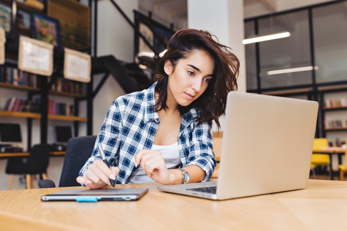 mujer-joven-bonita-inteligente-que-trabaja-portatil-mesa-biblioteca-estudiar-universidad-aprender-autonomo-trabajar-buscar-internet-estudiante-inteligente-trabajador