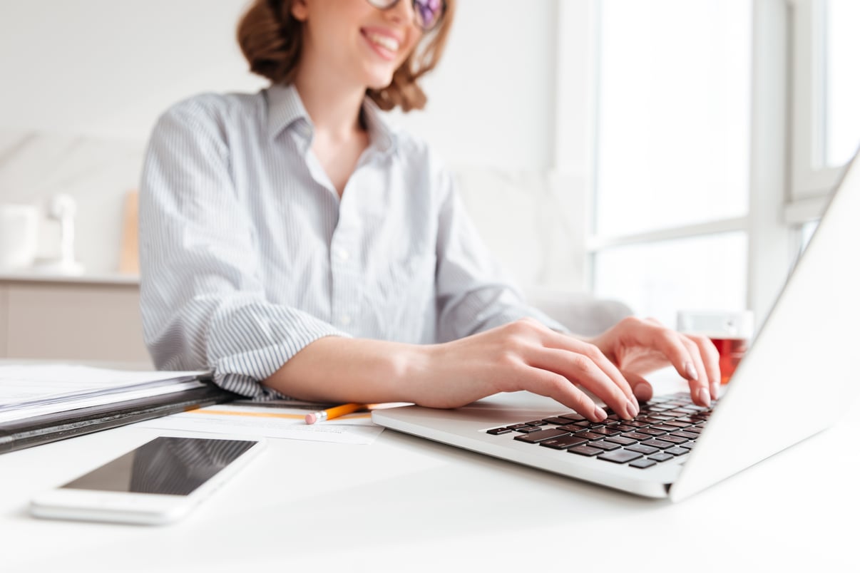 mujer-morena-escribiendo-correo-electronico-computadora-portatil-mientras-sentado-su-casa-enfoque-selectivo-mano