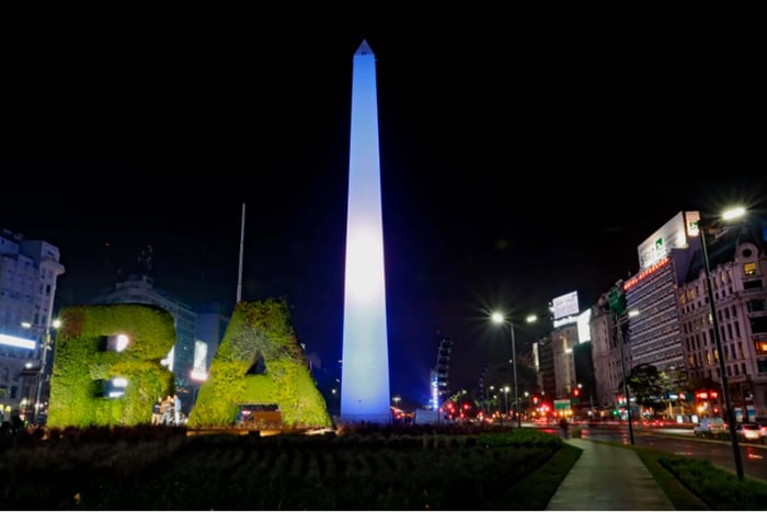 obelisco de noche