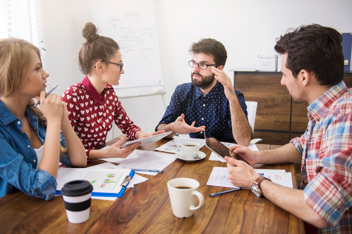 trabajo-equipo-companeros-trabajo-concepto-lluvia-ideas